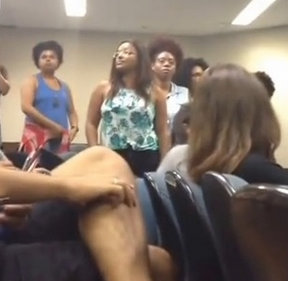 Militants interrupt class at USP to initiate a debate on racism and affirmative action